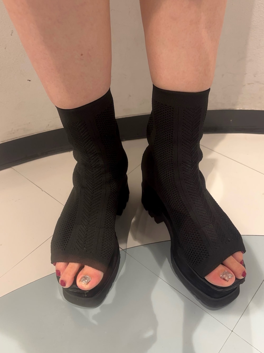 ブラック系のサンダル、ブラック系のシャツ/ブラウス、ブラック系のその他パンツを着用したレディースの夏コーディネートの7枚目の写真