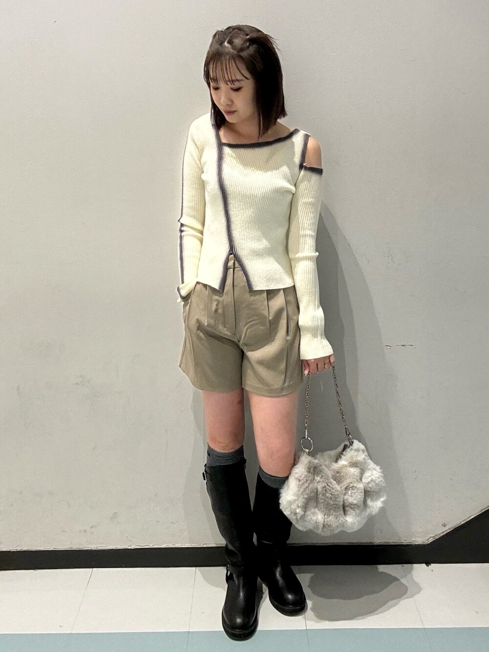 ベージュ系のその他パンツ、ホワイト系のニット/セーター、グレー系のブルゾンを着用したレディースの秋コーディネートの4枚目の写真