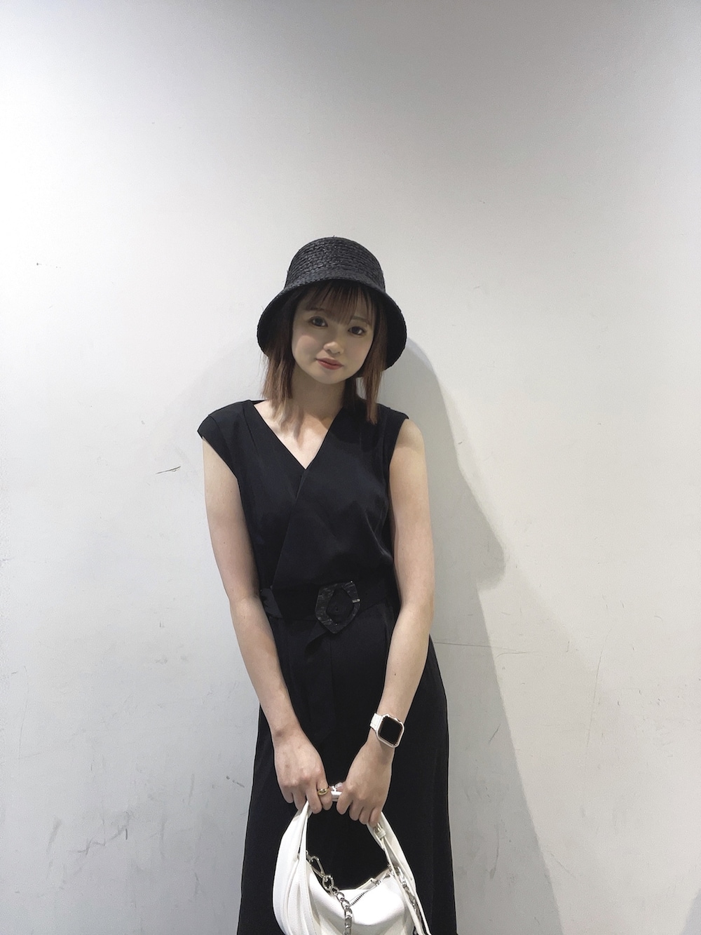 ホワイト系のハンドバッグ、ブラック系のサロペット/オーバーオールを着用したレディースの夏コーディネートの2枚目の写真