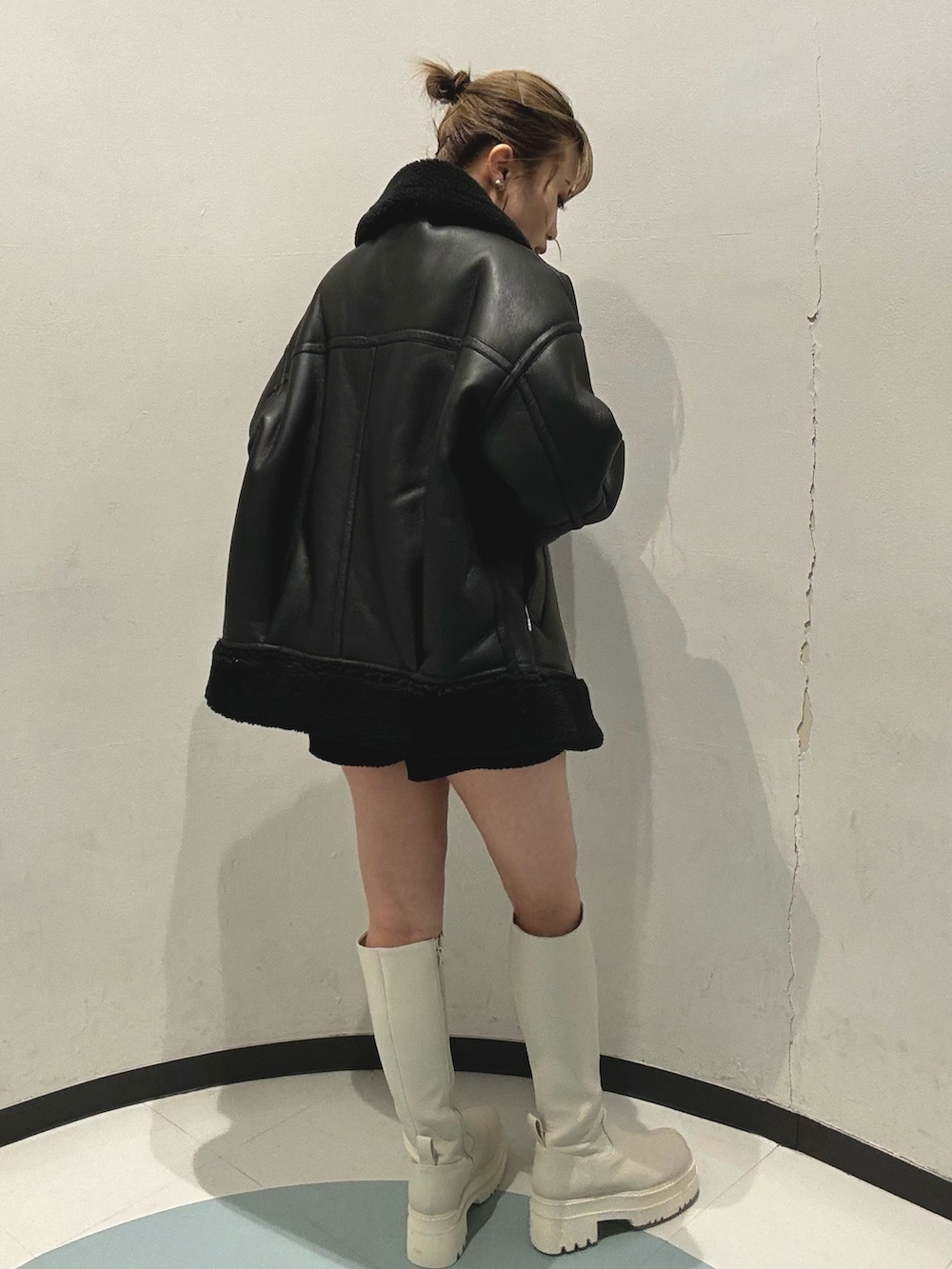 ブラック系のムートンコート、ブラック系のその他パンツ、ホワイト系のブーツを着用したレディースの秋コーディネートの3枚目の写真