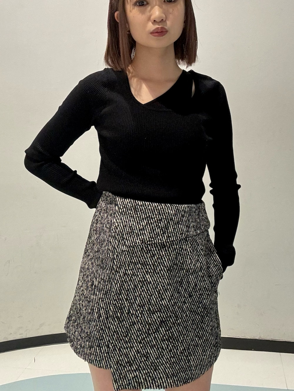 その他のスカート、ブラック系のブーツ、その他のテーラードジャケットを着用したレディースの秋コーディネートの4枚目の写真