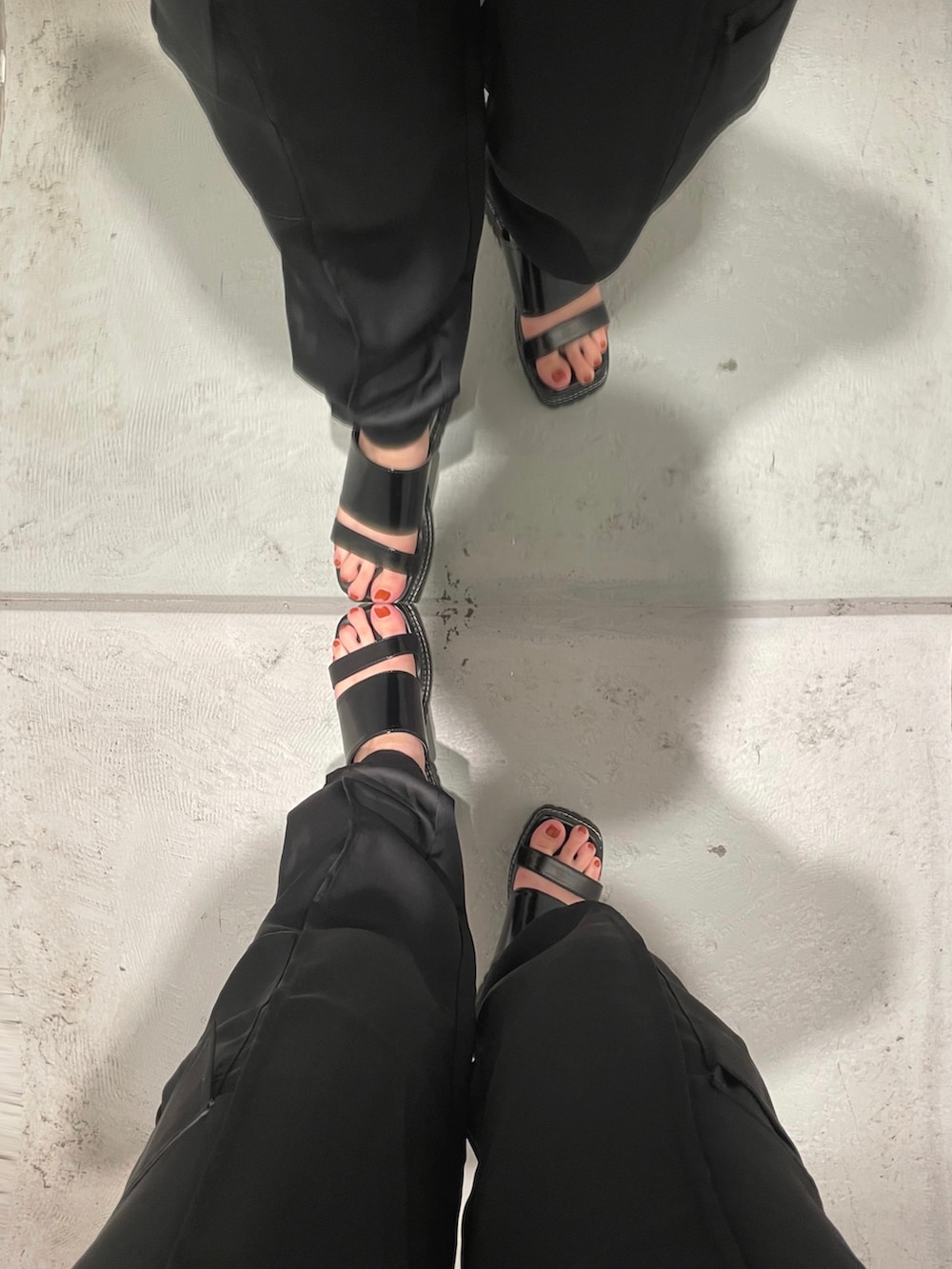 パープル系のタンクトップ、ブラック系のサンダル、ブラック系のスウェットパンツを着用したレディースの夏コーディネートの7枚目の写真