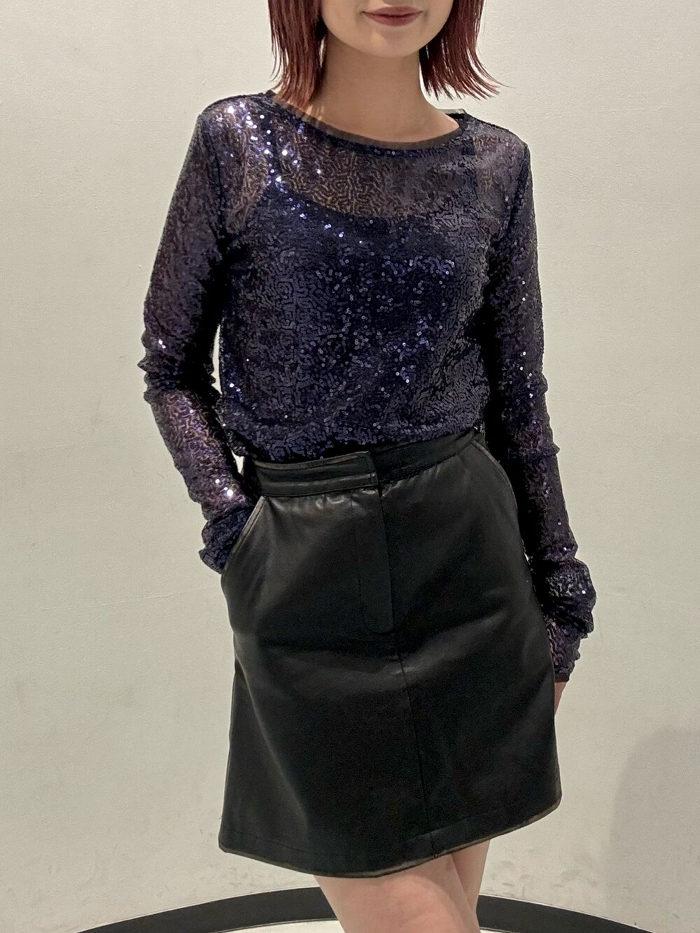 ブルー系のTシャツ/カットソー、ブラック系のライダースジャケット、ブラック系のスカートを着用したレディースの秋コーディネートの5枚目の写真