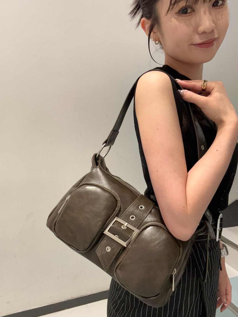ブラック系のスカート、ブラック系のニット/セーター、ブラック系のサンダルを着用したレディースの夏コーディネートの5枚目の写真
