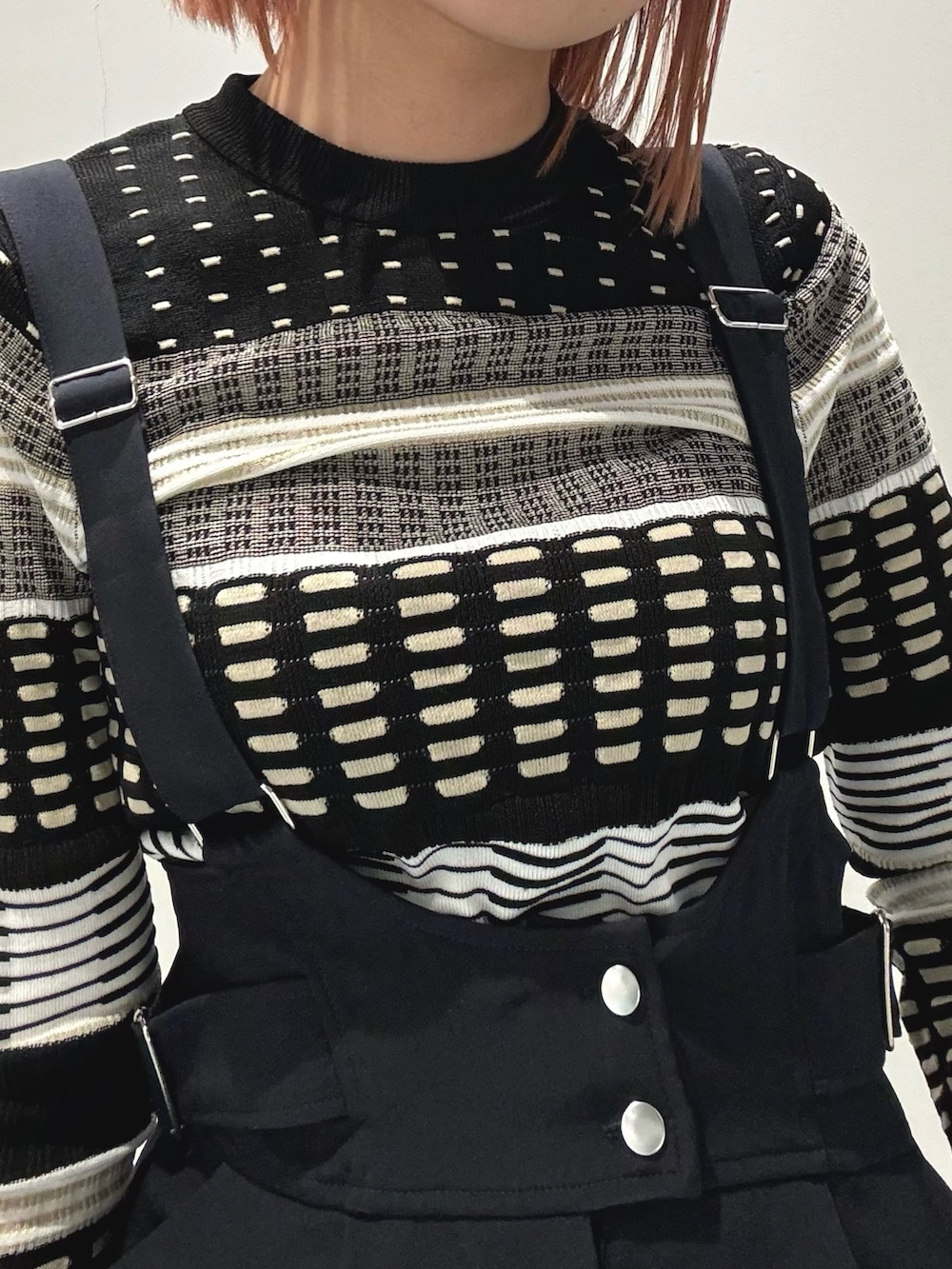 ブルー系のワンピース、ブラック系のハンドバッグ、ブラック系のブーツを着用したレディースの冬コーディネートの5枚目の写真