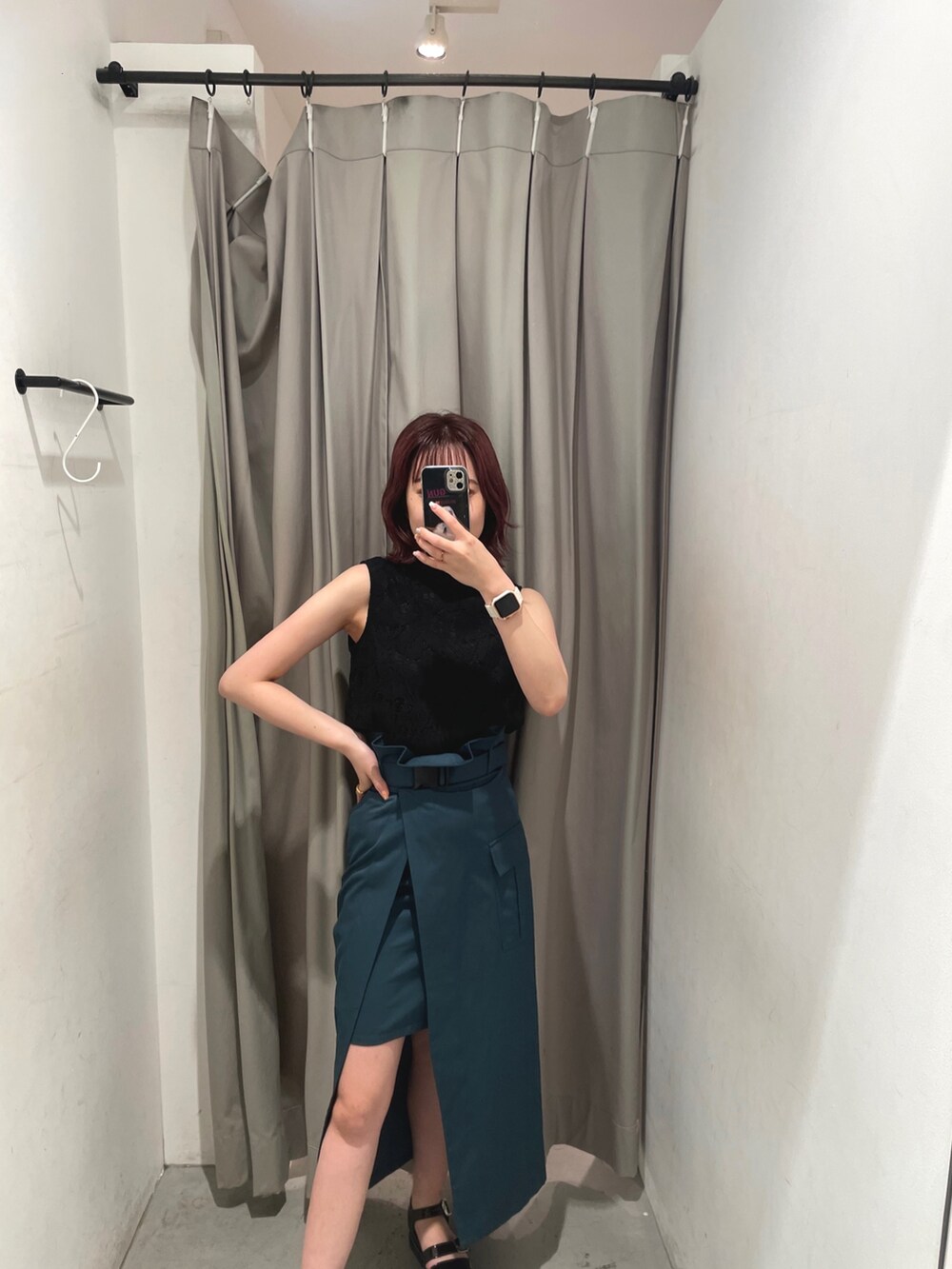 ブラック系のハンドバッグ、ブルー系のスカート、ブラック系のシャツ/ブラウスを着用したレディースの夏コーディネートの4枚目の写真