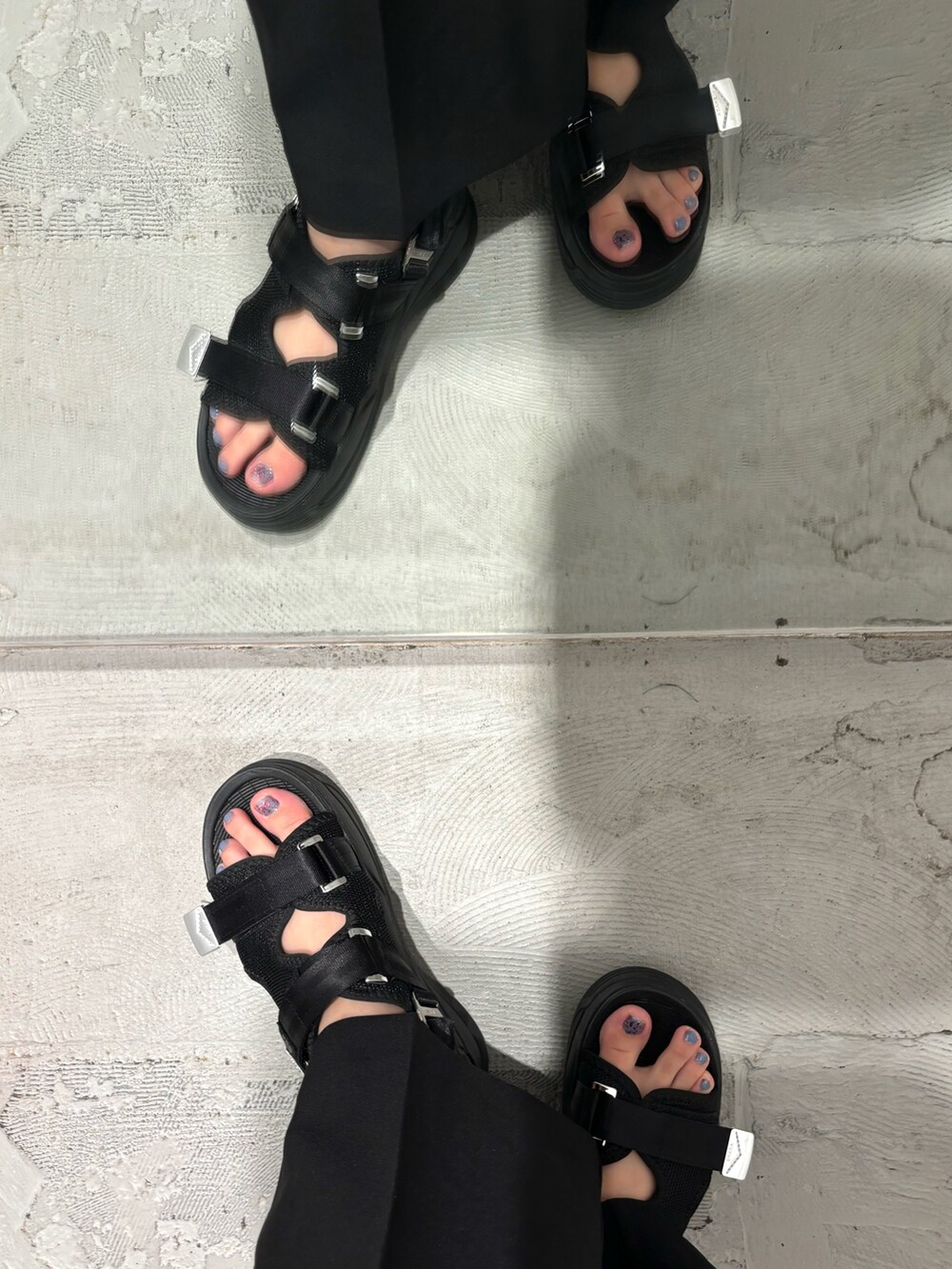 ブラック系のその他パンツ、ブルー系のニット/セーター、ブラック系のサンダルを着用したレディースの夏コーディネートの7枚目の写真