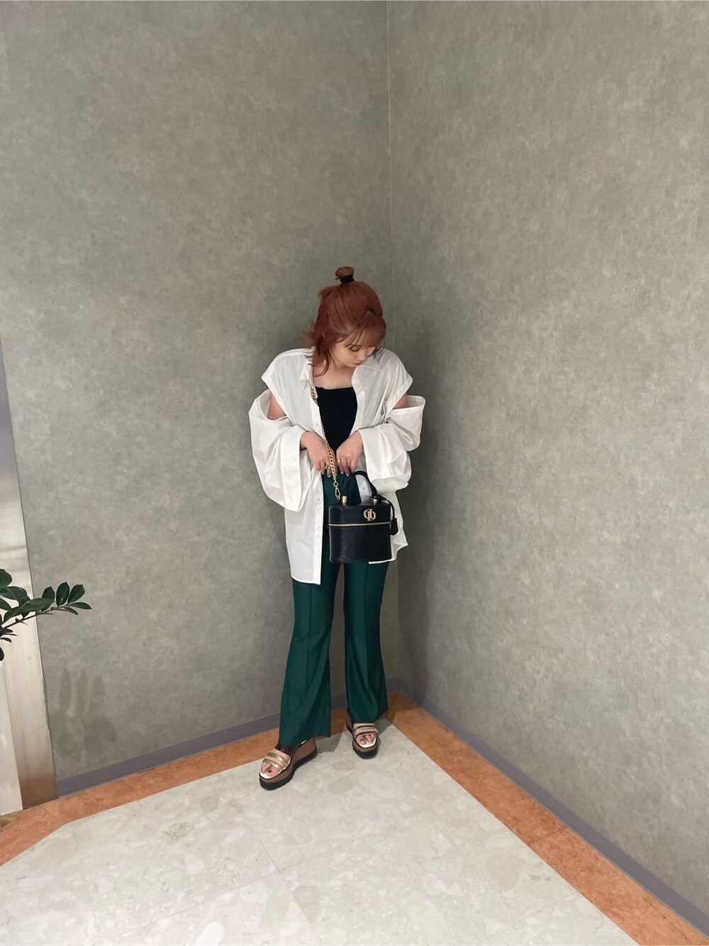 ホワイト系のシャツ/ブラウス、その他のサンダル、ブラック系のタンクトップを着用したレディースの夏コーディネートの5枚目の写真