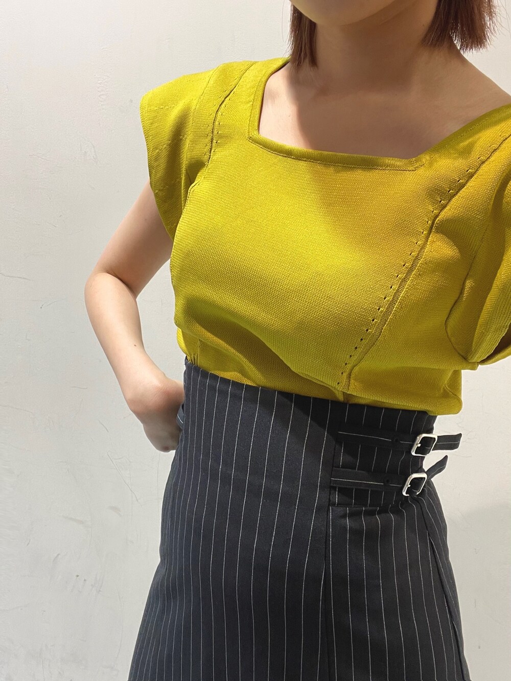 イエロー系のニット/セーター、ブラック系のサンダル、その他のスカートを着用したレディースの夏コーディネートの5枚目の写真