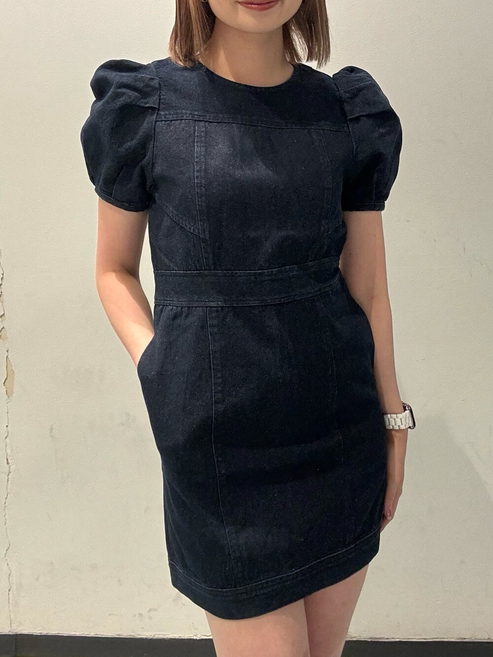 ブルー系のワンピース、ブラック系のブーツを着用したレディースの夏コーディネートの4枚目の写真