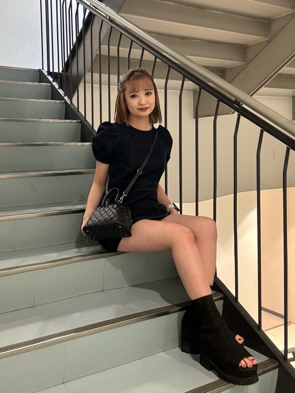 ブルー系のワンピース、ブラック系のブーツを着用したレディースの夏コーディネートの5枚目の写真