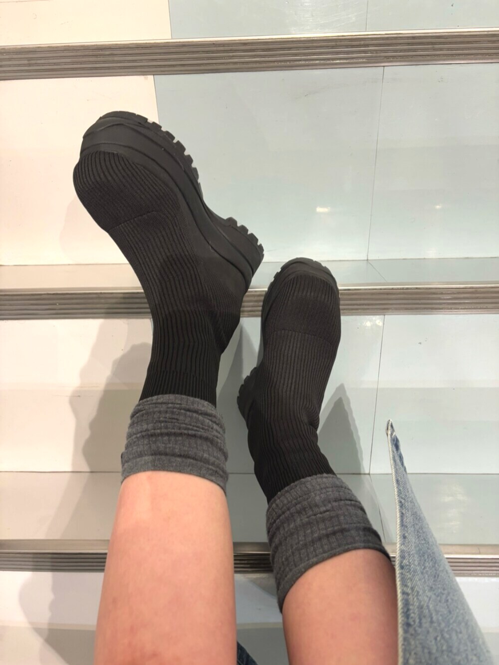 ブルー系のデニムジャケット、ブルー系のデニムスカート、ブルー系のTシャツ/カットソーを着用したレディースの冬コーディネートの7枚目の写真