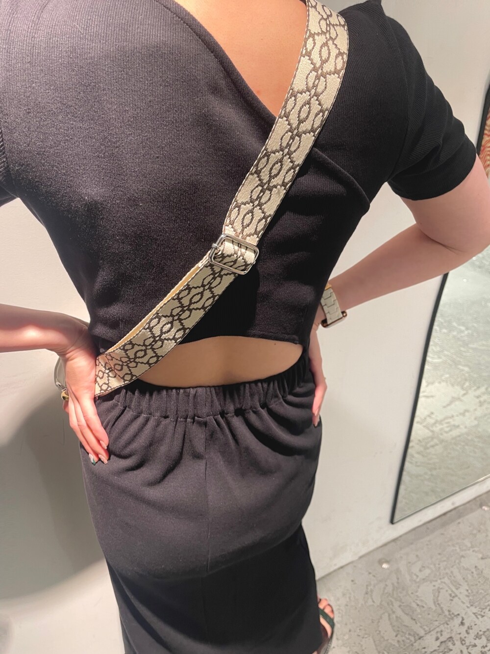 ブラック系のワンピース、ホワイト系のショルダーバッグを着用したレディースの夏コーディネートの5枚目の写真