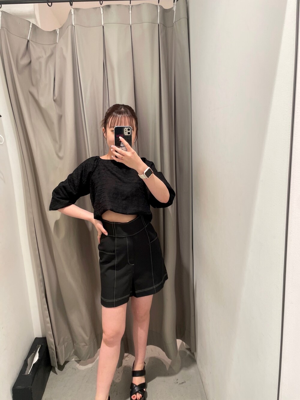 ブラック系のサンダル、ブラック系のシャツ/ブラウス、ブラック系のその他パンツを着用したレディースの夏コーディネートの4枚目の写真