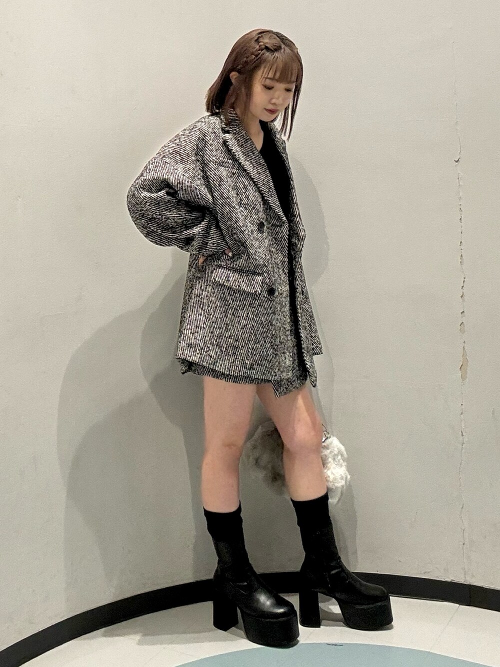 その他のスカート、ブラック系のブーツ、その他のテーラードジャケットを着用したレディースの秋コーディネートの2枚目の写真