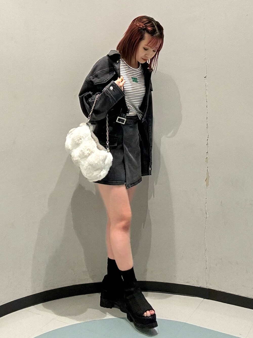 ブラック系のスカート、ブラック系のデニムジャケット、その他のTシャツ/カットソーを着用したレディースの夏コーディネートの2枚目の写真