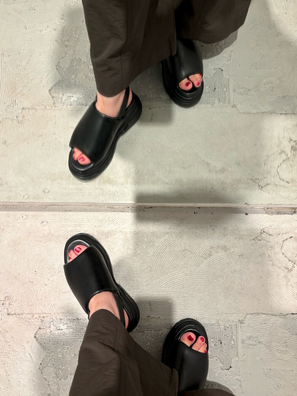 グレー系のつなぎ/オールインワン、ブラック系のニット/セーター、ブラック系のショルダーバッグを着用したレディースの夏コーディネートの7枚目の写真