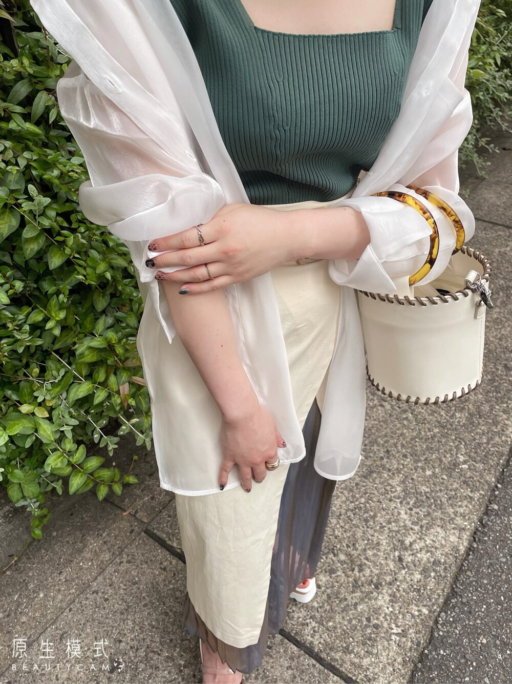 ホワイト系のシャツ/ブラウス、ホワイト系のスカート、ホワイト系のサンダルを着用したレディースの春コーディネートの3枚目の写真