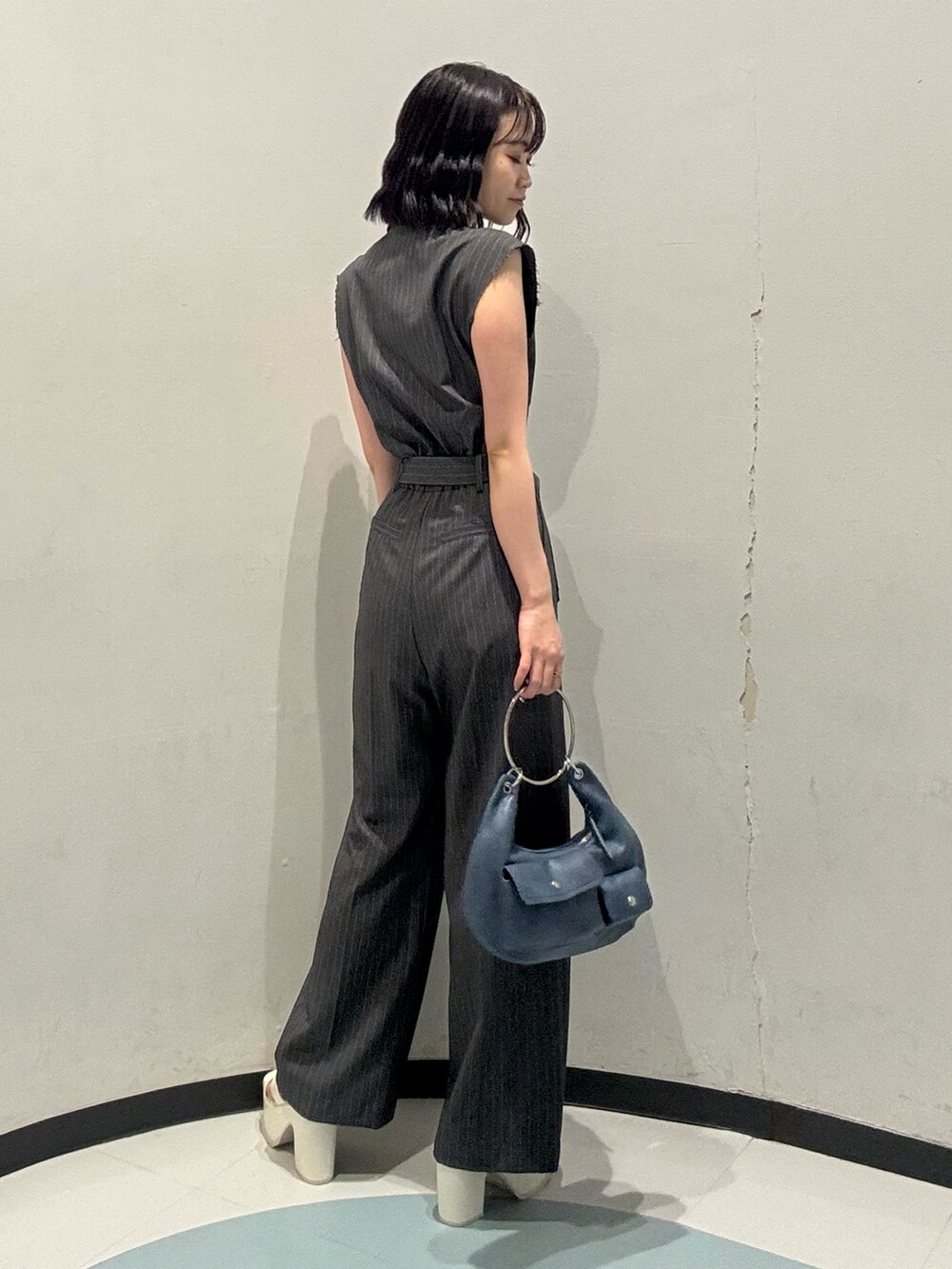 ホワイト系のサンダル、ブルー系のハンドバッグ、その他のつなぎ/オールインワンを着用したレディースの夏コーディネートの3枚目の写真