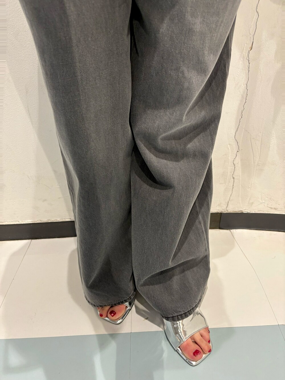 オレンジ系のショルダーバッグ、ブラック系のTシャツ/カットソー、ブラック系のデニムパンツを着用したレディースの夏コーディネートの7枚目の写真