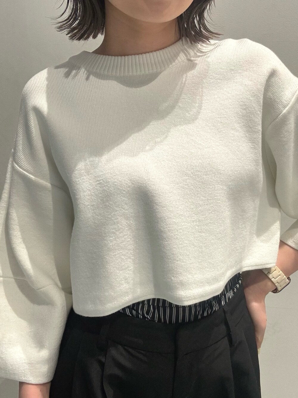 ブルー系のニット/セーター、ブラック系のその他パンツ、ブラック系のブーツを着用したレディースの冬コーディネートの5枚目の写真