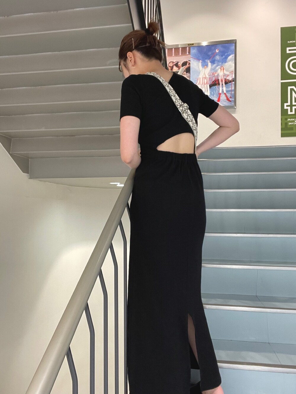 ブラック系のワンピース、ホワイト系のショルダーバッグを着用したレディースの夏コーディネートの4枚目の写真