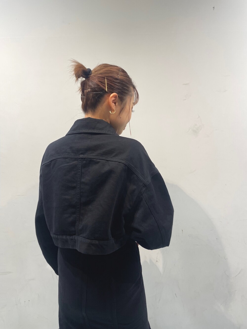 ブラック系のスカート、ブラック系のブーツ、グリーン系のニット/セーターを着用したレディースの夏コーディネートの5枚目の写真