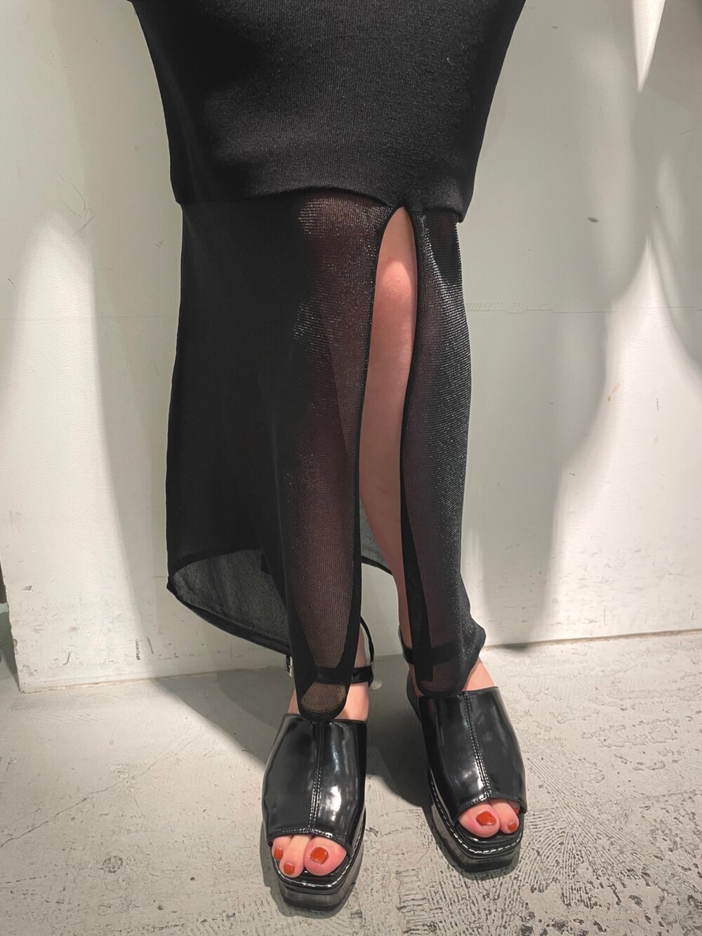 ブラック系のサンダル、ブラック系のワンピース、ベージュ系のシャツ/ブラウスを着用したレディースの夏コーディネートの5枚目の写真