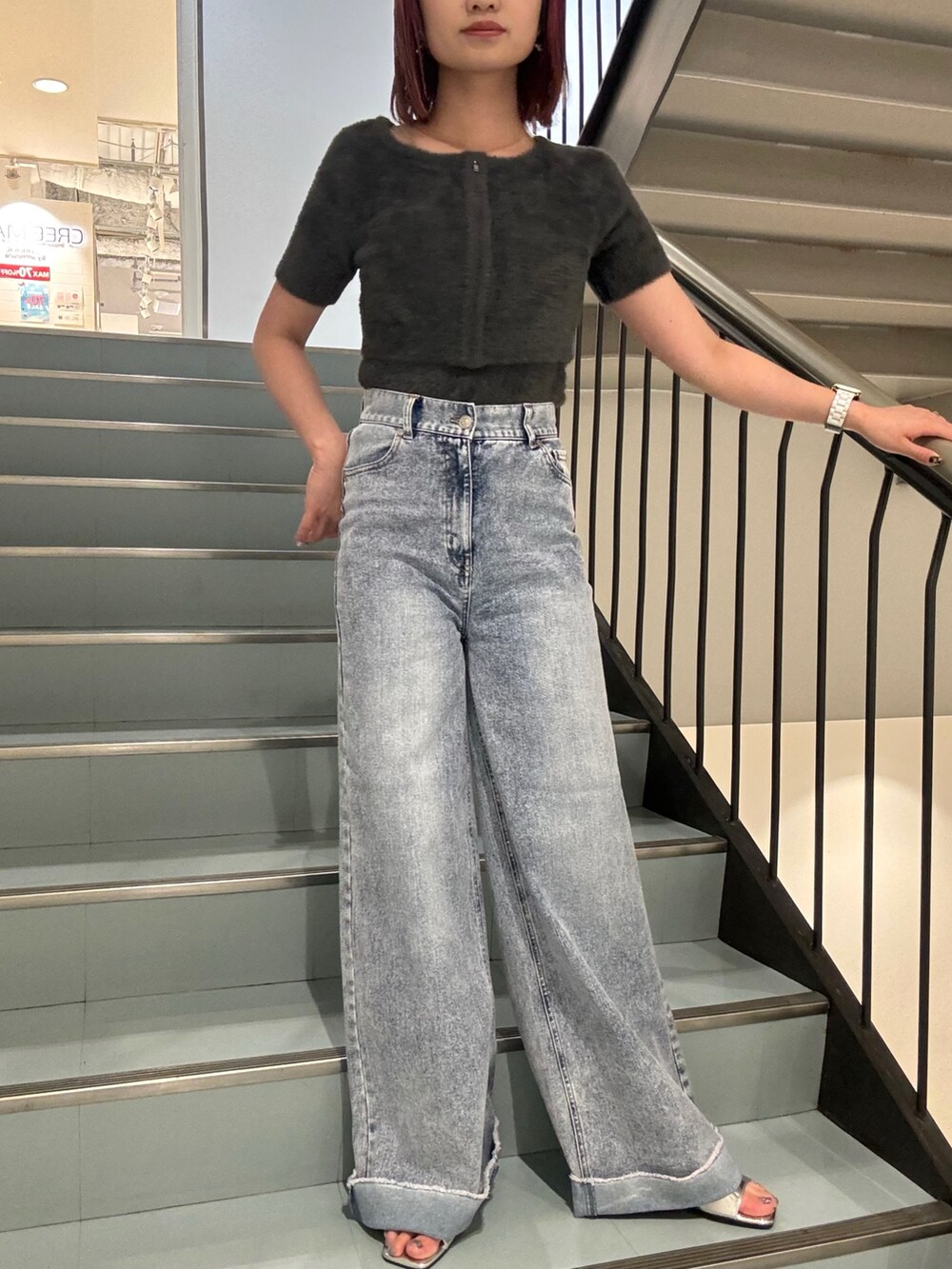 グレー系のニット/セーター、ブルー系のデニムパンツを着用したレディースの夏コーディネートの6枚目の写真