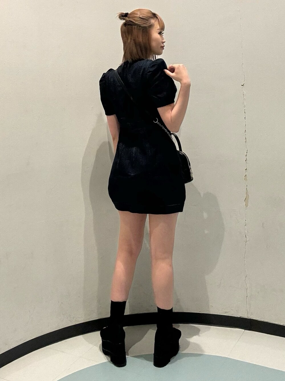 ブルー系のワンピース、ブラック系のブーツを着用したレディースの夏コーディネートの3枚目の写真