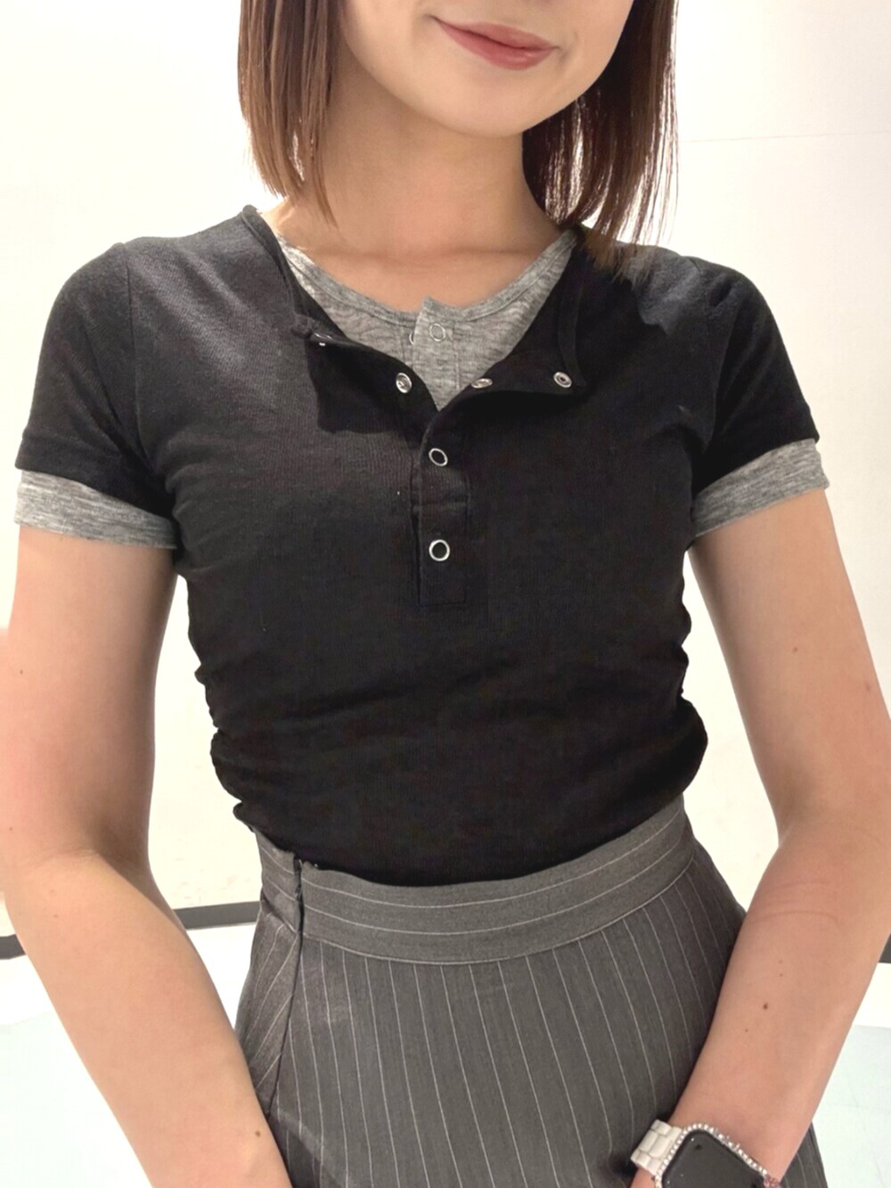 ブラック系のハンドバッグ、ブラック系のサンダル、ブラック系のTシャツ/カットソーを着用したレディースの夏コーディネートの4枚目の写真
