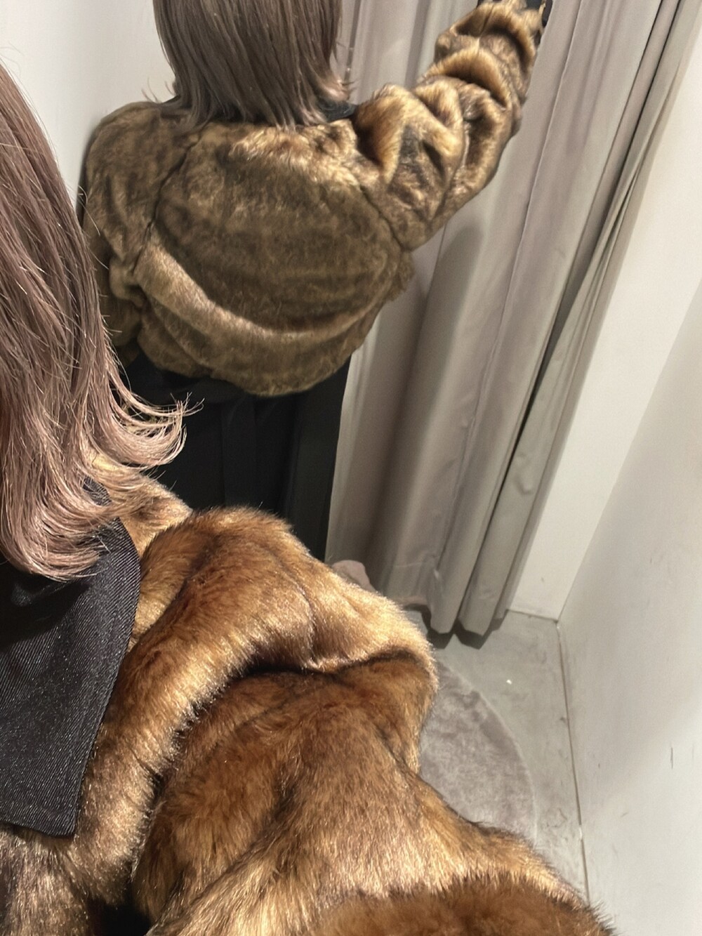 グレー系のニット/セーター、ブラック系のトレンチコート、ブラック系のその他パンツを着用したレディースの秋コーディネートの5枚目の写真