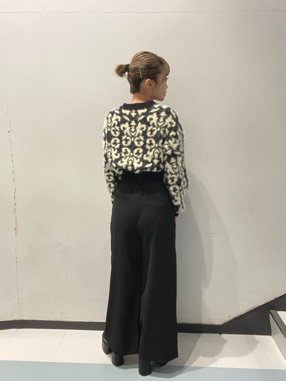 ブラック系のニット/セーター、ブラック系のその他パンツを着用したレディースの秋コーディネートの5枚目の写真