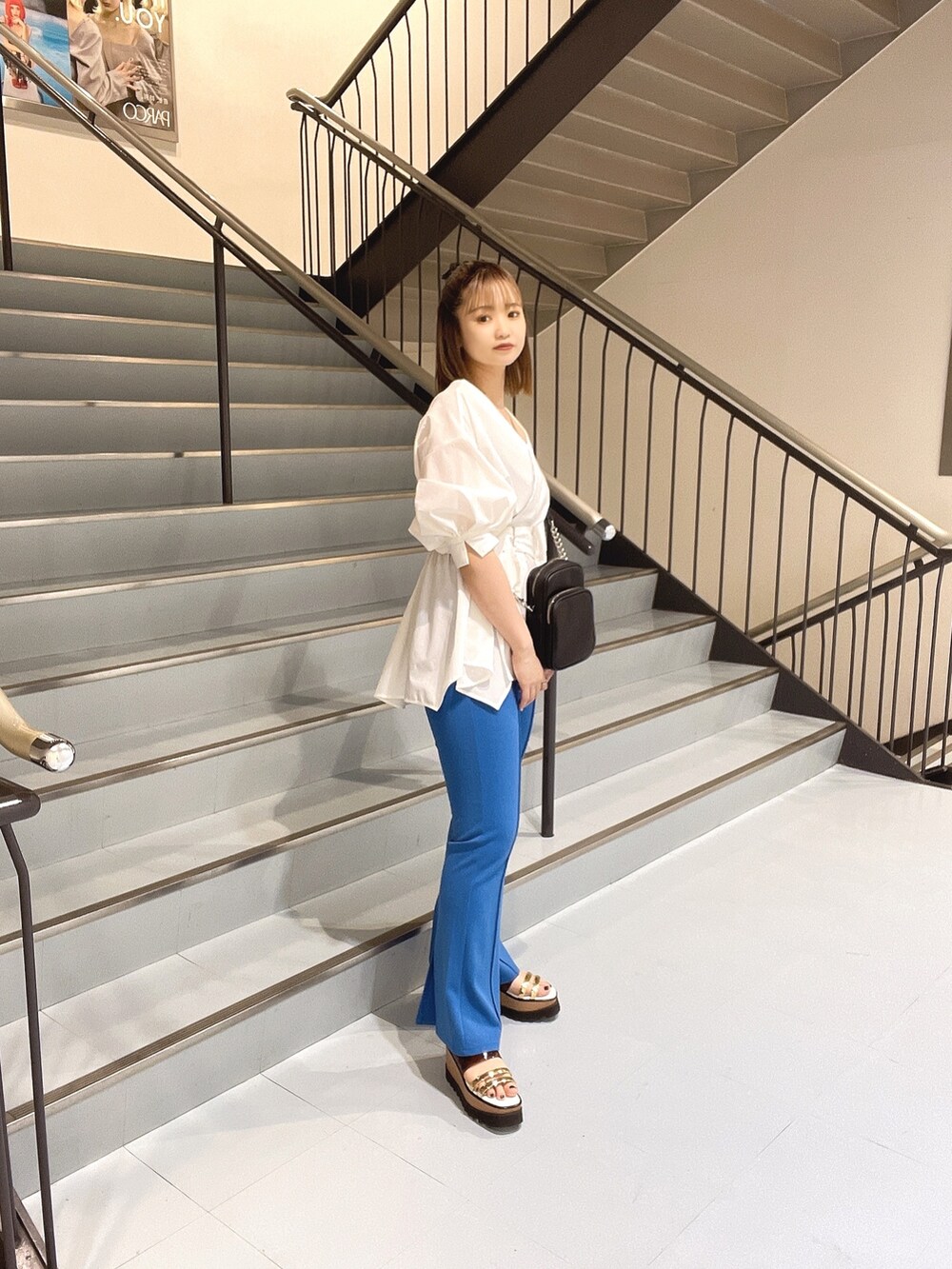 ブラック系のショルダーバッグ、ホワイト系のシャツ/ブラウス、その他のサンダルを着用したレディースの春コーディネートの2枚目の写真