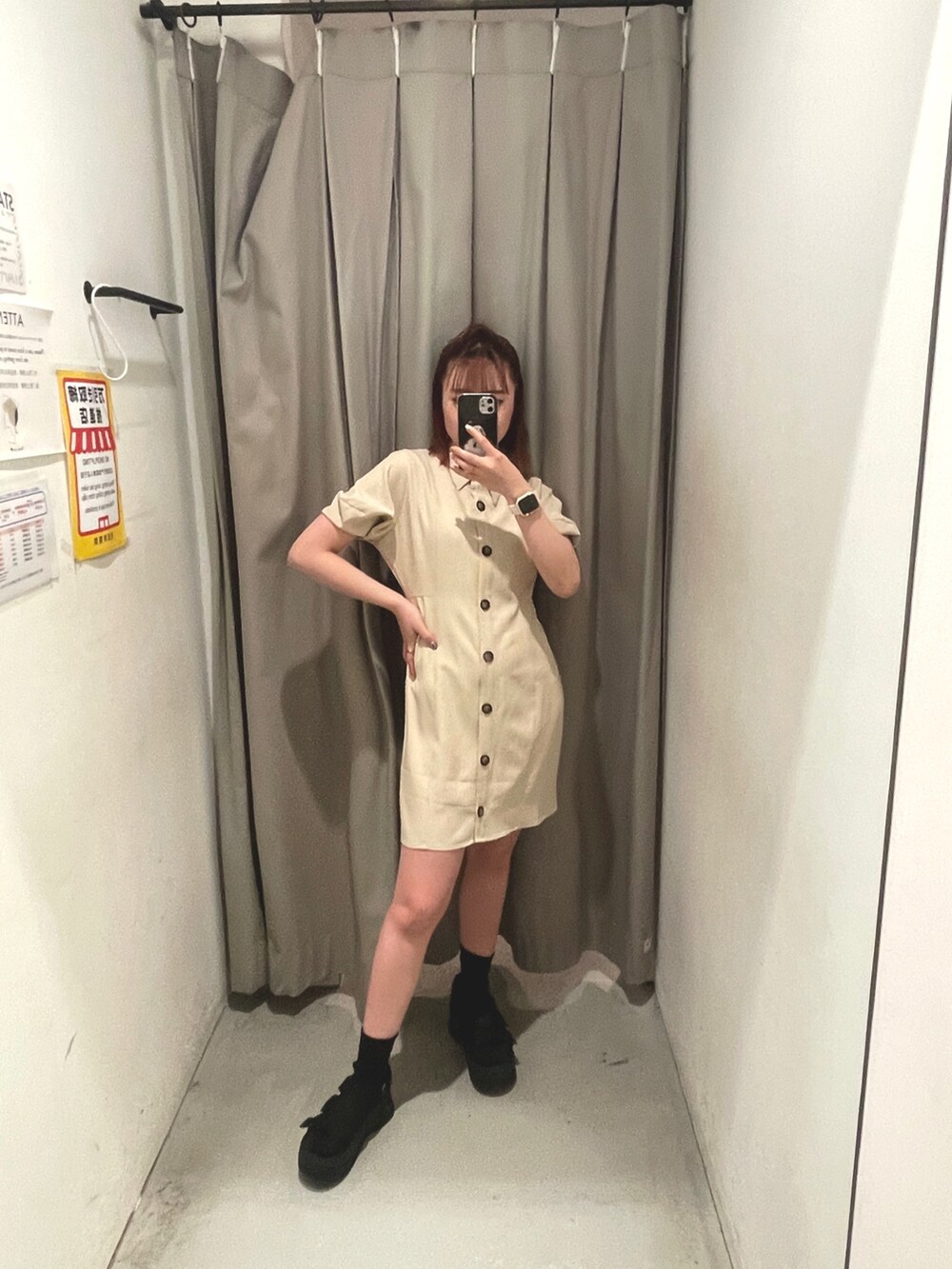 その他のショルダーバッグ、ホワイト系のワンピース、ブラック系のサンダルを着用したレディースの春コーディネートの3枚目の写真