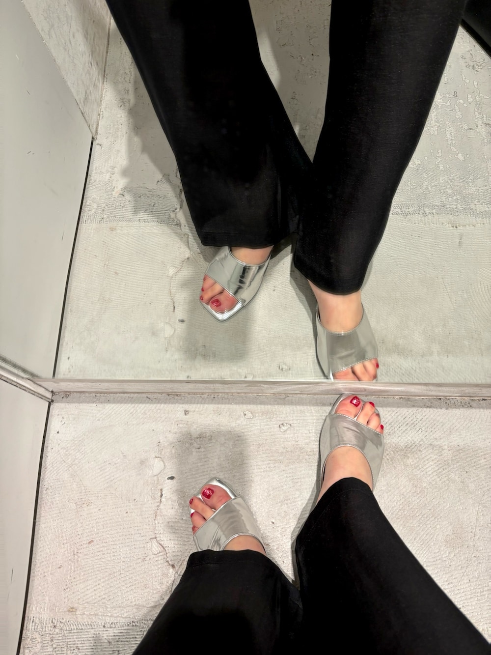 ブラック系のその他パンツ、ブラック系のシャツ/ブラウス、ブルー系のニット/セーターを着用したレディースの夏コーディネートの7枚目の写真