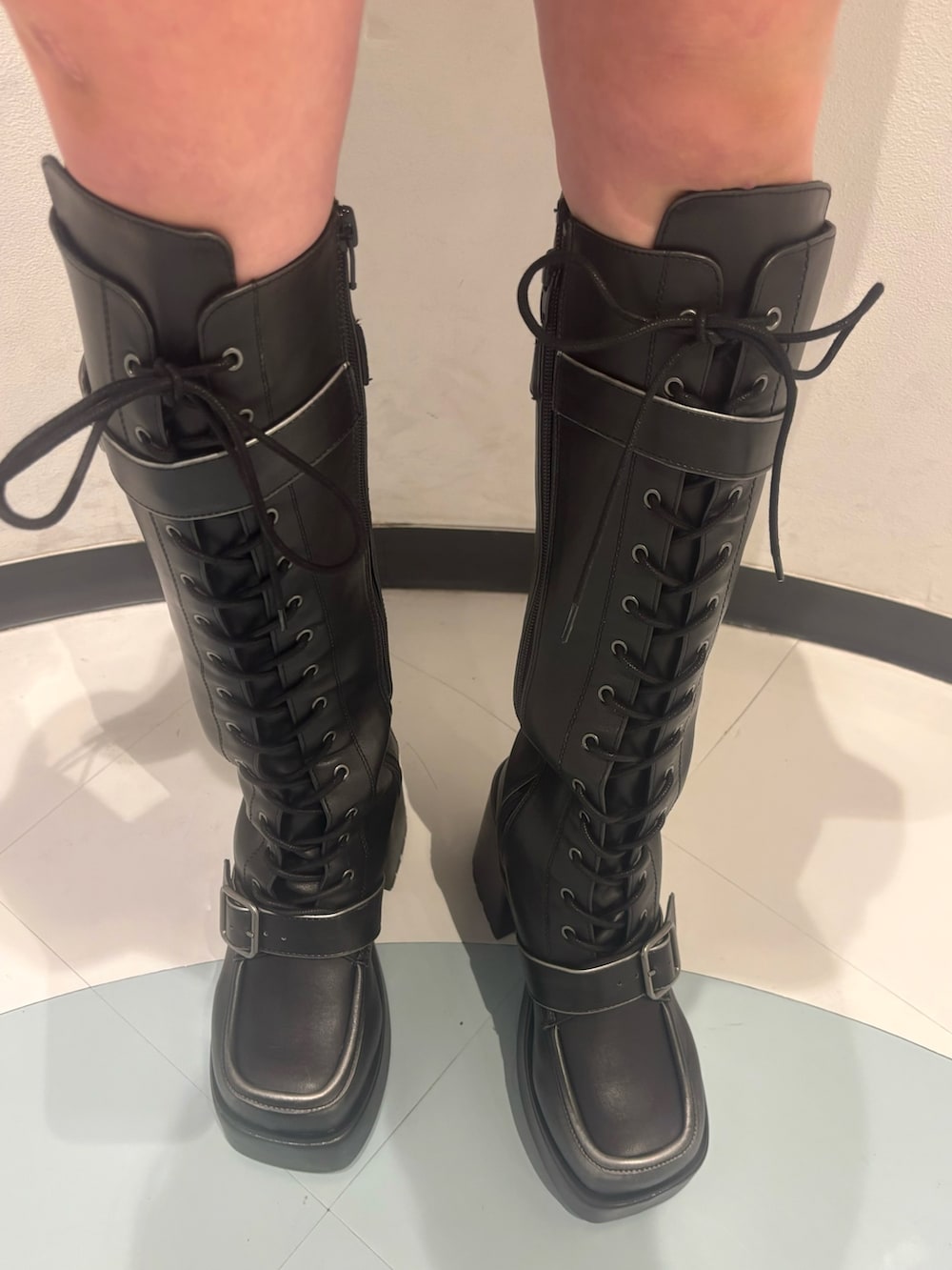 ブラック系のTシャツ/カットソー、ブラウン系のその他パンツ、ブラック系のブーツを着用したレディースの夏コーディネートの7枚目の写真