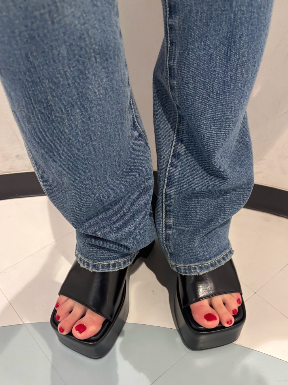 ブラック系のハンドバッグ、グレー系のシャツ/ブラウス、ブラック系のサンダルを着用したレディースの春コーディネートの7枚目の写真