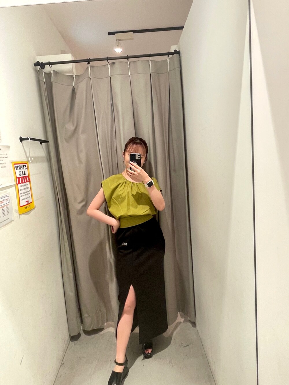 イエロー系のシャツ/ブラウス、ホワイト系のハンドバッグ、ブラック系のサンダルを着用したレディースの春コーディネートの2枚目の写真