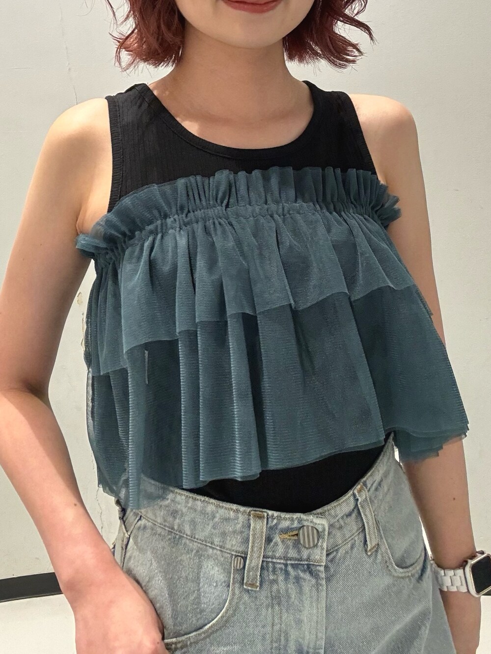 ブラック系のTシャツ/カットソー、ブルー系のデニムパンツ、ブラック系のパンプスを着用したレディースの夏コーディネートの4枚目の写真