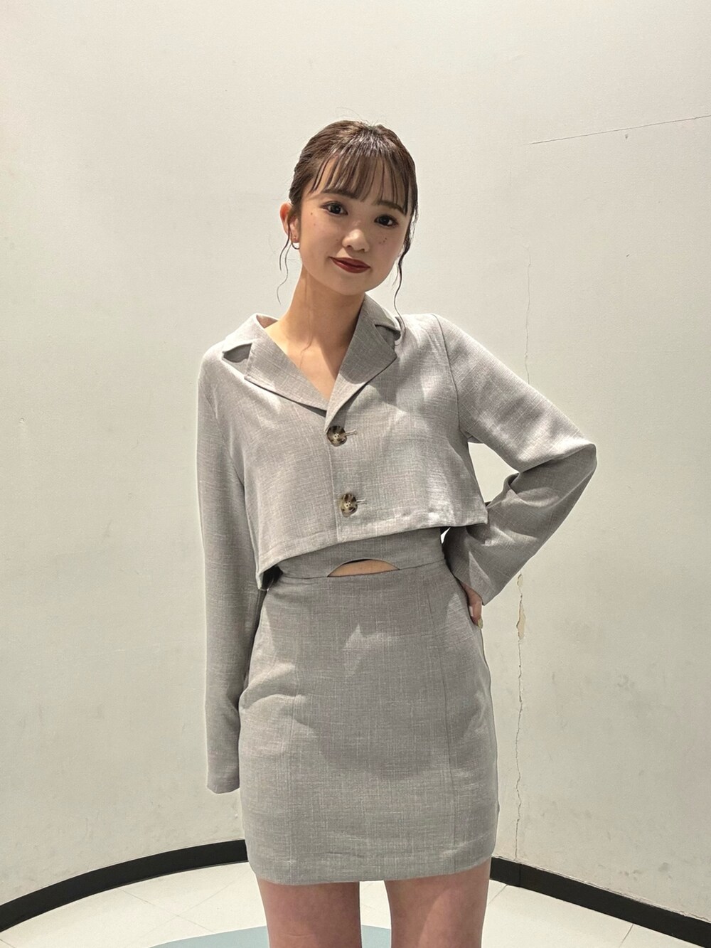 ブラック系のショルダーバッグ、グレー系のワンピース、ブラック系のブーツを着用したレディースの春コーディネートの3枚目の写真