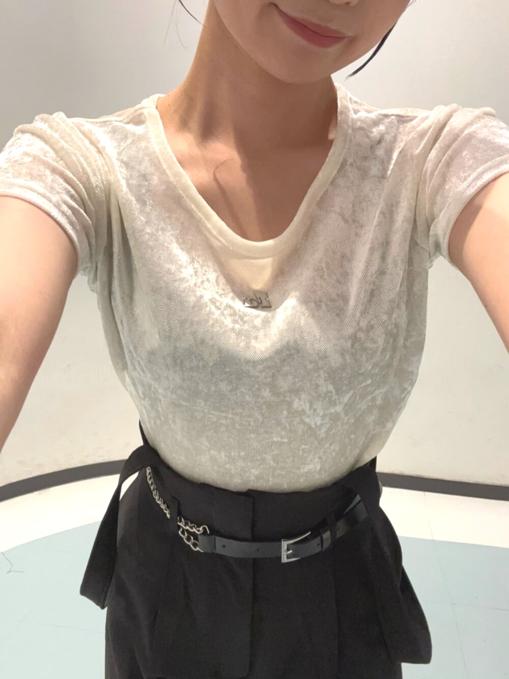 ブルー系のサンダル、ブラック系のスラックス、ホワイト系のTシャツ/カットソーを着用したレディースの夏コーディネートの5枚目の写真