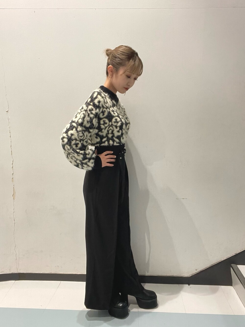 ブラック系のニット/セーター、ブラック系のその他パンツを着用したレディースの秋コーディネートの3枚目の写真