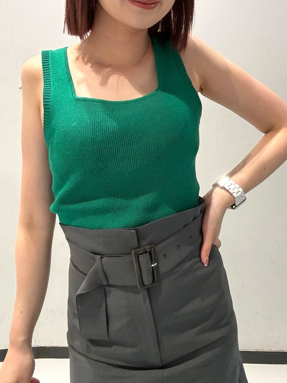 ブラック系のショルダーバッグ、グレー系のベスト、ブラック系のブーツを着用したレディースの夏コーディネートの4枚目の写真