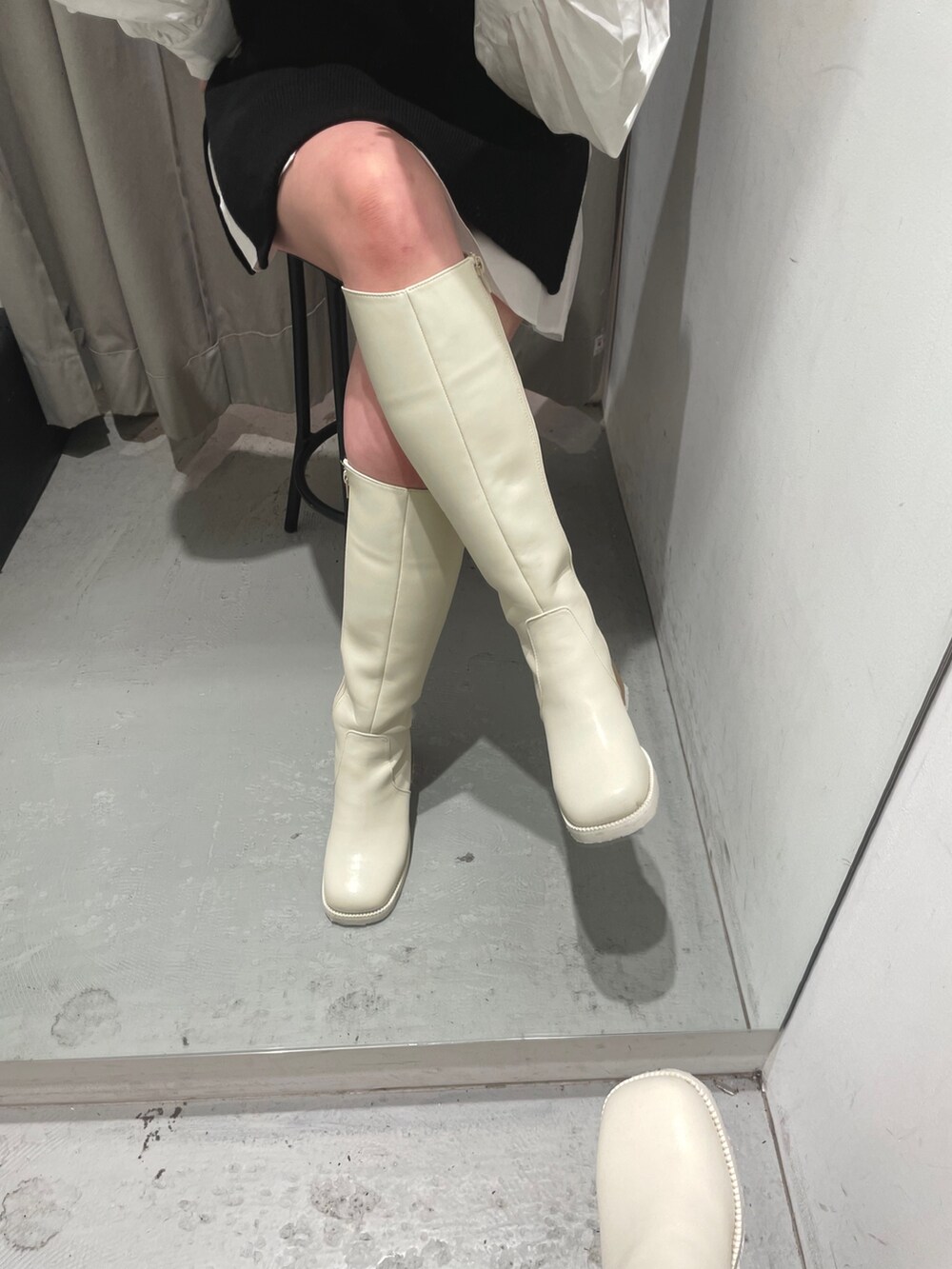 イエロー系のハンドバッグ、ブラック系のワンピースを着用したレディースの夏コーディネートの7枚目の写真