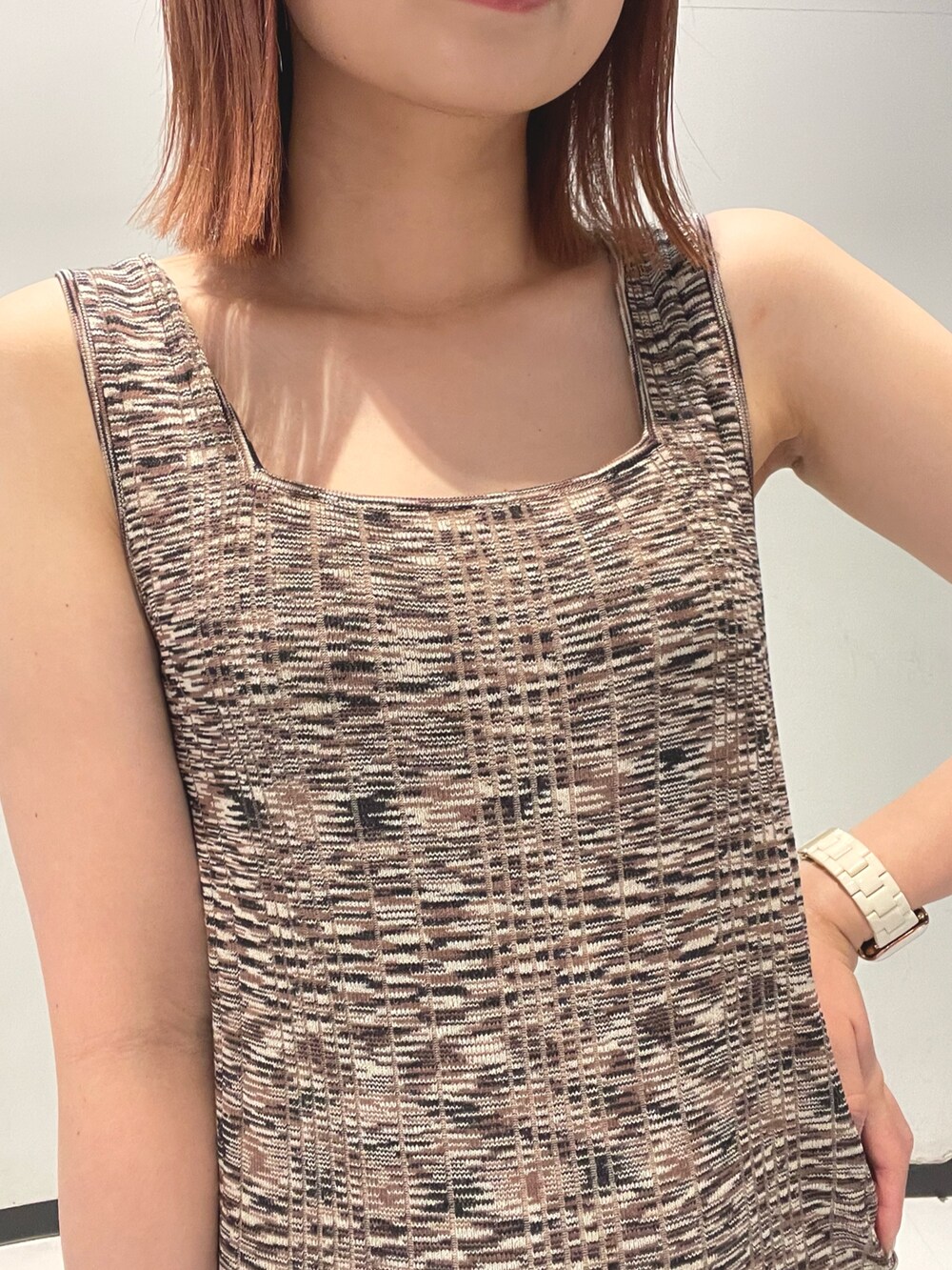 ブラウン系のワンピース、その他のサンダル、ブラック系のショルダーバッグを着用したレディースの春コーディネートの3枚目の写真