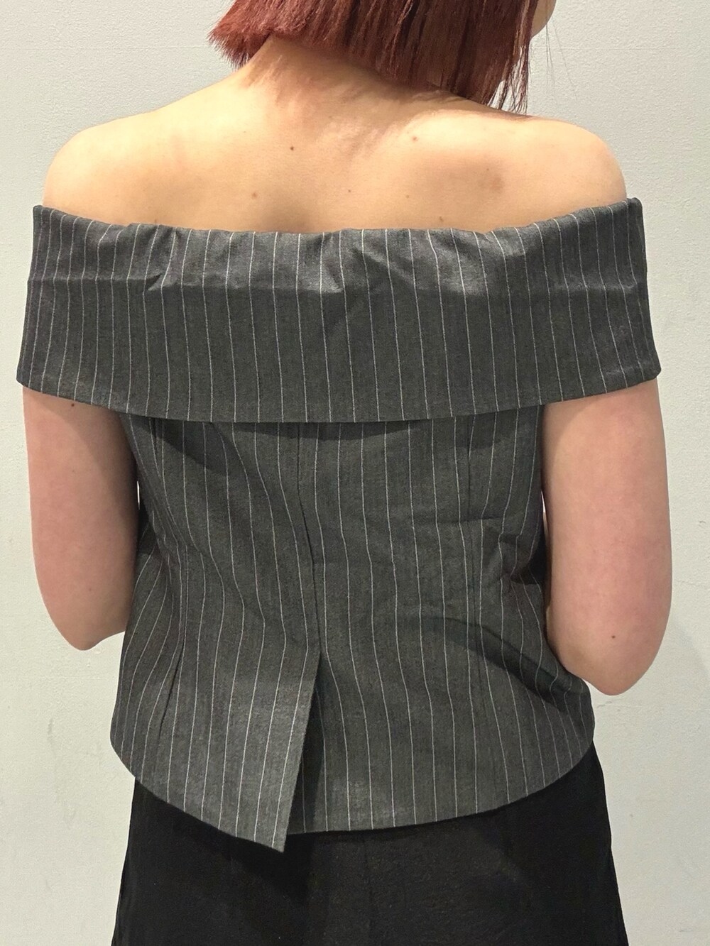 オレンジ系のショルダーバッグ、ブラック系のパンプス、ブラック系のその他パンツを着用したレディースの夏コーディネートの5枚目の写真