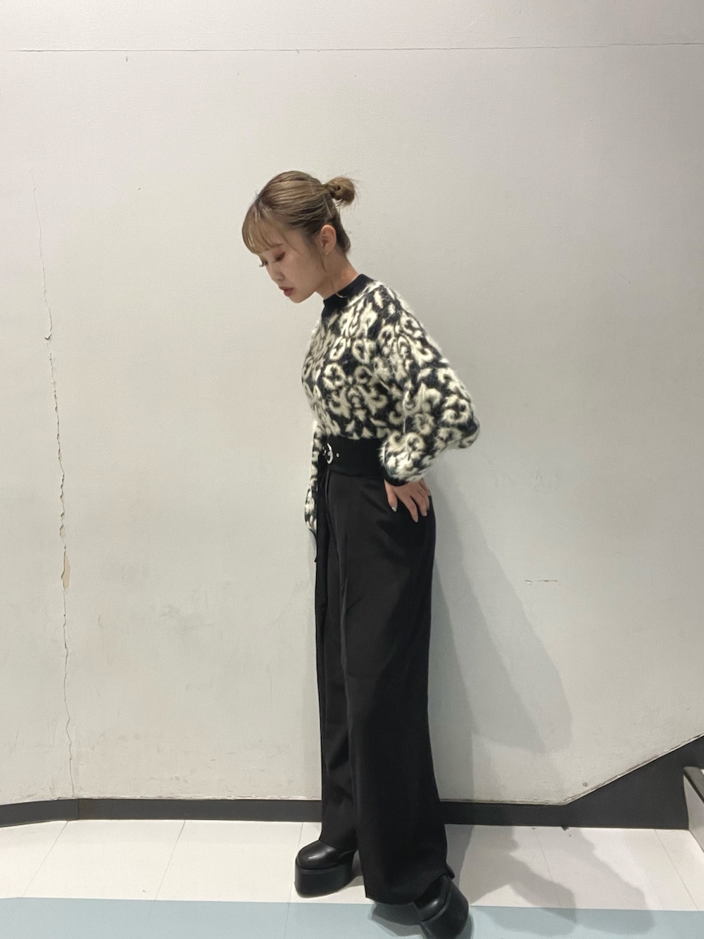 ブラック系のニット/セーター、ブラック系のその他パンツを着用したレディースの秋コーディネートの2枚目の写真