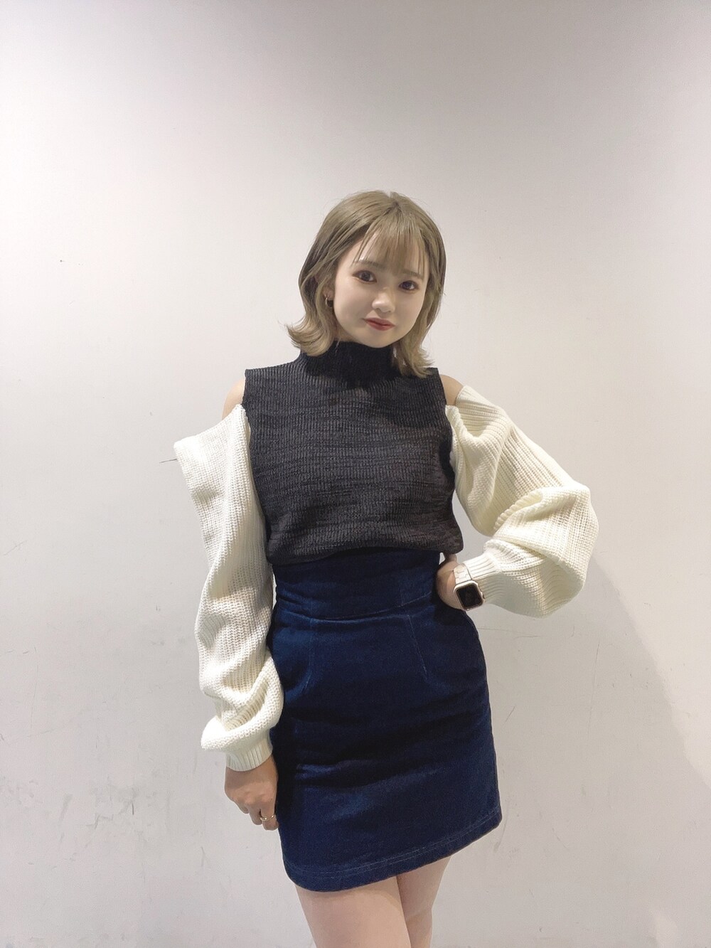 ブラック系のボストンバッグ、ブラック系のニット/セーター、ブラック系のブーツを着用したレディースの秋コーディネートの2枚目の写真