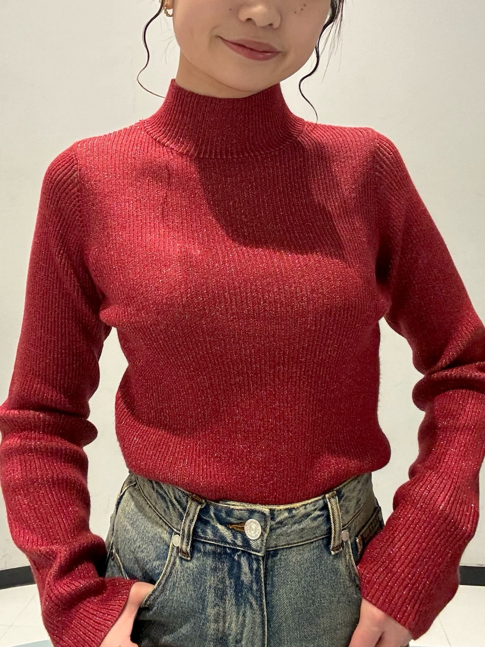 ブラック系のトートバッグ、ホワイト系のムートンコート、レッド系のニット/セーターを着用したレディースの秋コーディネートの5枚目の写真